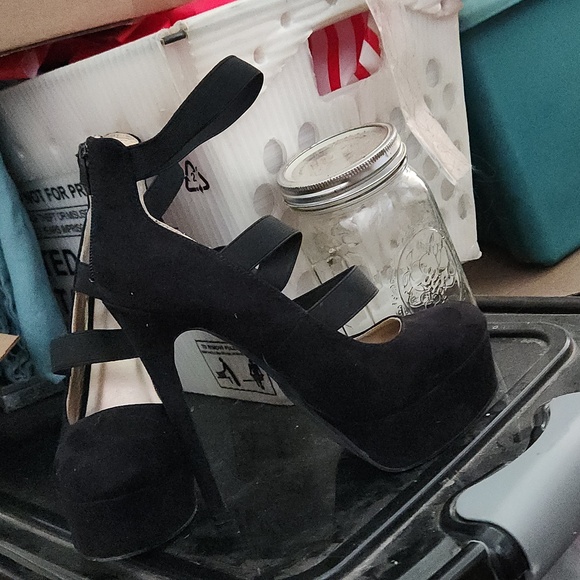 Black strappy pumps - Picture 2 of 4